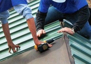 Монтаж металевого покриття даху із застосуванням фальцевого шва