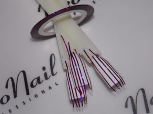 Смугастий дизайн нігтів гель-лаком смужки на нігтях за допомогою клейової стрічки