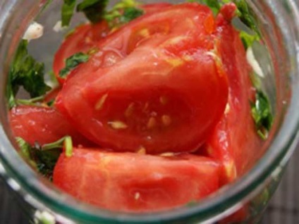 Різані помідори, мариновані часточками, з цибулею і часником