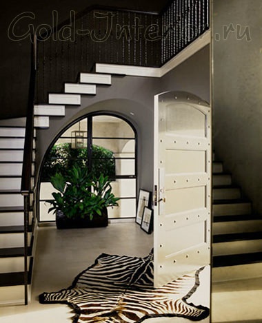 Інтер'єр холу в будинку зі сходами стиль, меблі та аксесуари
