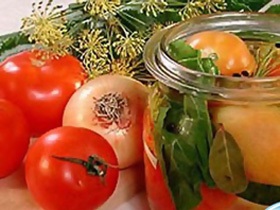Як маринувати огірки з червоною смородиною на зиму, рецепти з фото