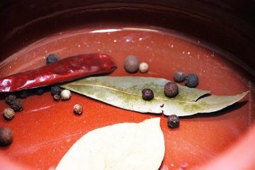Риба в горщику, тушкована з обсмаженими овочами і томатом