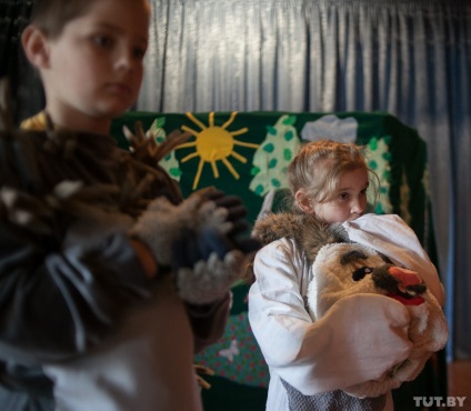 Як в дитячому театрі в Щорсі ставлять п'єси білоруською мовою і роблять ляльок з нічого