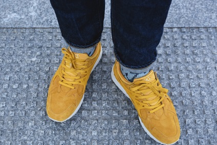 Вибір тижні жовті кросівки
