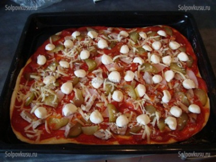 Піца з шинкою і солоними огірками