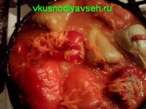 Рецепт фаршированого перцю, тушкованого на сковорідці в томатному соусі