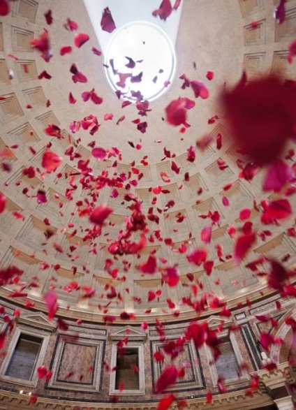Дощ з пелюсток троянд в пантеоні на п'ятидесятницю, каталіцкі веснік