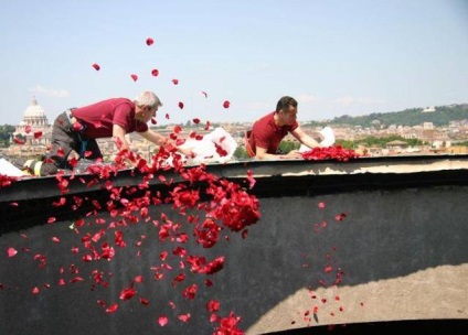 Дощ з пелюсток троянд в пантеоні на п'ятидесятницю, каталіцкі веснік