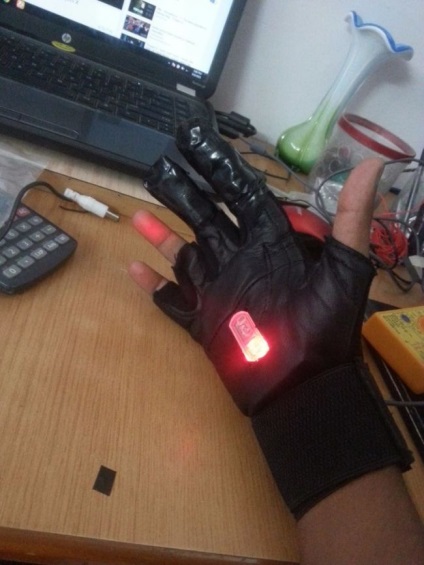 Комп'ютерна миша одягається на руку