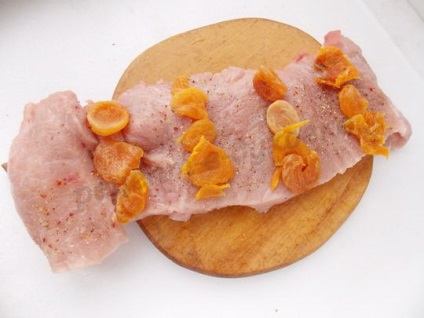 М'ясний рулет з курагою зі свинини