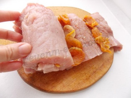 М'ясний рулет з курагою зі свинини