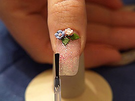Дизайн нігтів з блискітками і керамічними квітами - фото покрокового дизайну нігтів блискітками