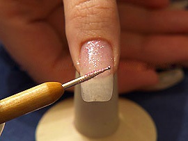 Дизайн нігтів з блискітками і керамічними квітами - фото покрокового дизайну нігтів блискітками