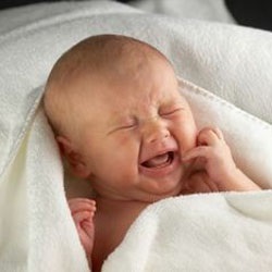 Як можна допомогти новонародженій дитині при запорах