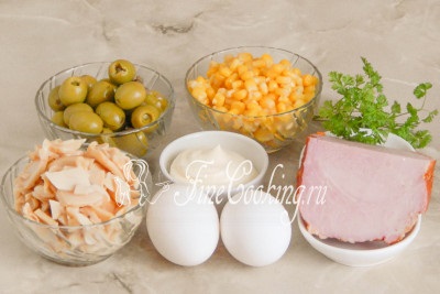 Салат з шинкою, печерицями та кукурудзою - рецепт з фото