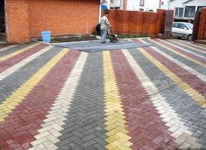 Укладання тротуарної плитки варіанти укладання, процес самостійного монтажу плитки
