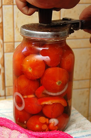 Готуємо смачні мариновані помідори