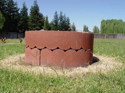 Осередок на дачі за $ 50 з бетонних кілець для дерева