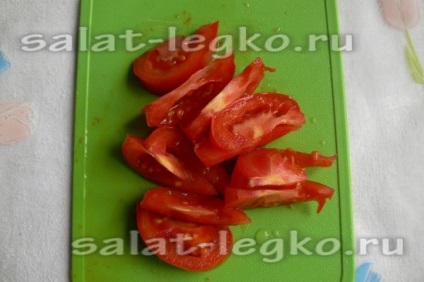 Салат з печінкою тріски, рецепт з огірками та помідорами
