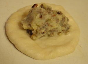 Смажені пиріжки з картоплею і печінкою - рецепт на дріжджовому тесті