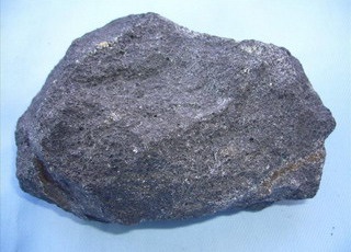 Камінь дуніт на фото з описом його структури і основних властивостей
