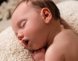 Чому новонароджений спить з відкритим ротом чи є привід для занепокоєння при такому способі сну