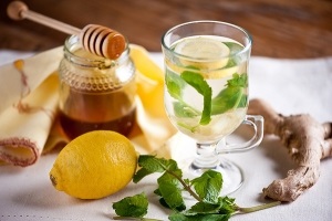Рецепт здоров'я і відмінною фігури напій і суміш з імбиру з медом і лимоном