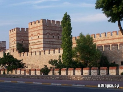 Фортеця Єдикуле і міська стіна (yedikule castle and city walls) опис і фото