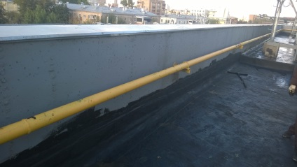 Мінімальна висота парапету на пласкій покрівлі за СНіП конструкція парапету на даху