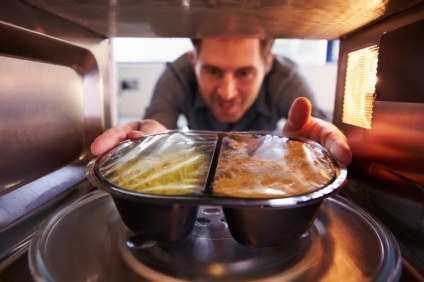8 Заборон для мікрохвильової печі, які допоможуть зберегти здоров'я і кухню