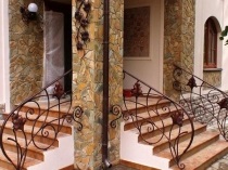 Фото металевих сходів на ганок, дерев'яних і бетонних, огляд і порівняння, поради як