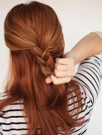 Яку зачіску зробити на волосся зі стрижкою драбинка
