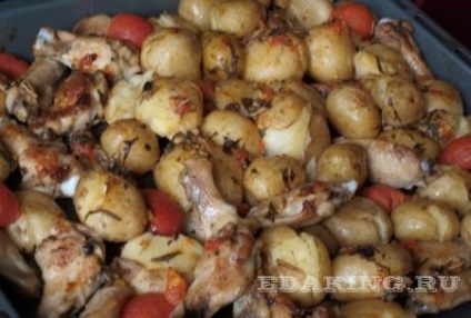 Крильця, запечені з картоплею і помідорами, рецепт з фото