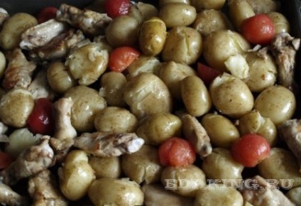 Крильця, запечені з картоплею і помідорами, рецепт з фото
