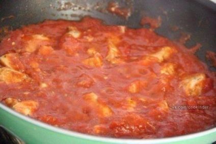 Куряча грудка з помідорами на сковороді, сучасна дівчина