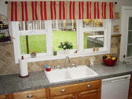 Кухня з вікном уздовж і у вікна, навпаки і біля, інтер'єр з панорамним вікном, фотогалерея проектів