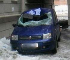 На ваш автомобіль з даху впав лід що робити