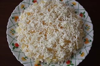 Салат з ананасами і курячими грудками і кукурудзою, кулінарія рецепти