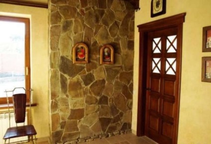 Стіни в передпокої варіанти обробки декоративним і природним каменем, шпалерами, декоративною