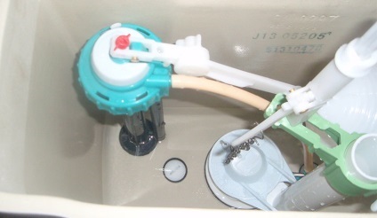 Szerelvény egy öblítő tartály alsó bélés szívószelep egy WC csésze, szelepekkel