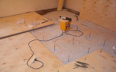 A fedelet a rétegelt lemez padló (padló) A borító lemez a padlón