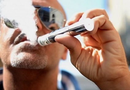 Mi történik, ha vizet önteni az elektronikus cigaretta, hogyan kell tölteni az e-cigaretta