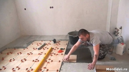 Az illetékes javítás a konyha padlóján a kezüket (megjavítani a konyha padlóján) Az illetékes javítás a konyha padlóján a kezüket