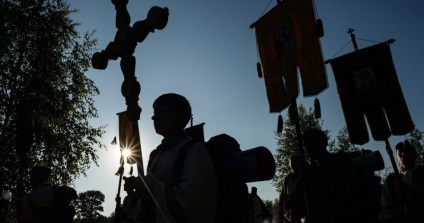 Ragadozó állam szentség „- vagy fordítva, a két vallásos körmenet Kijevben