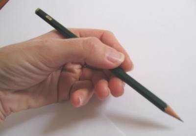 Hogyan kell tartani a ceruzát