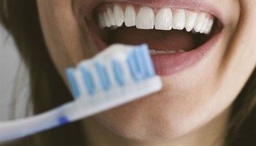 Hogyan kell kezelni a fluxus otthon - gyorsan és anélkül, hogy károsítaná az íny, a fogak és az általános egészségi