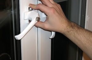 Hogyan kell rögzíteni a zárat a műanyag ajtó a kezével (a vár) Hogyan kell rögzíteni a zárat a műanyag ajtó saját kezűleg