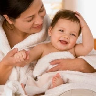 Hogyan fürödni egy újszülött tanácsot a fiatal anyák