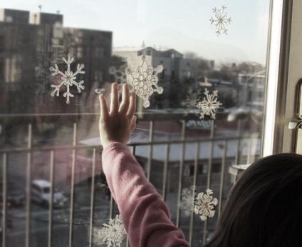 Hogyan ragasztó a hópelyhek az ablakon segítségével fogkrém, víz