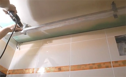 Hogyan lehet a plafon a fürdőszobában a műanyag panelek